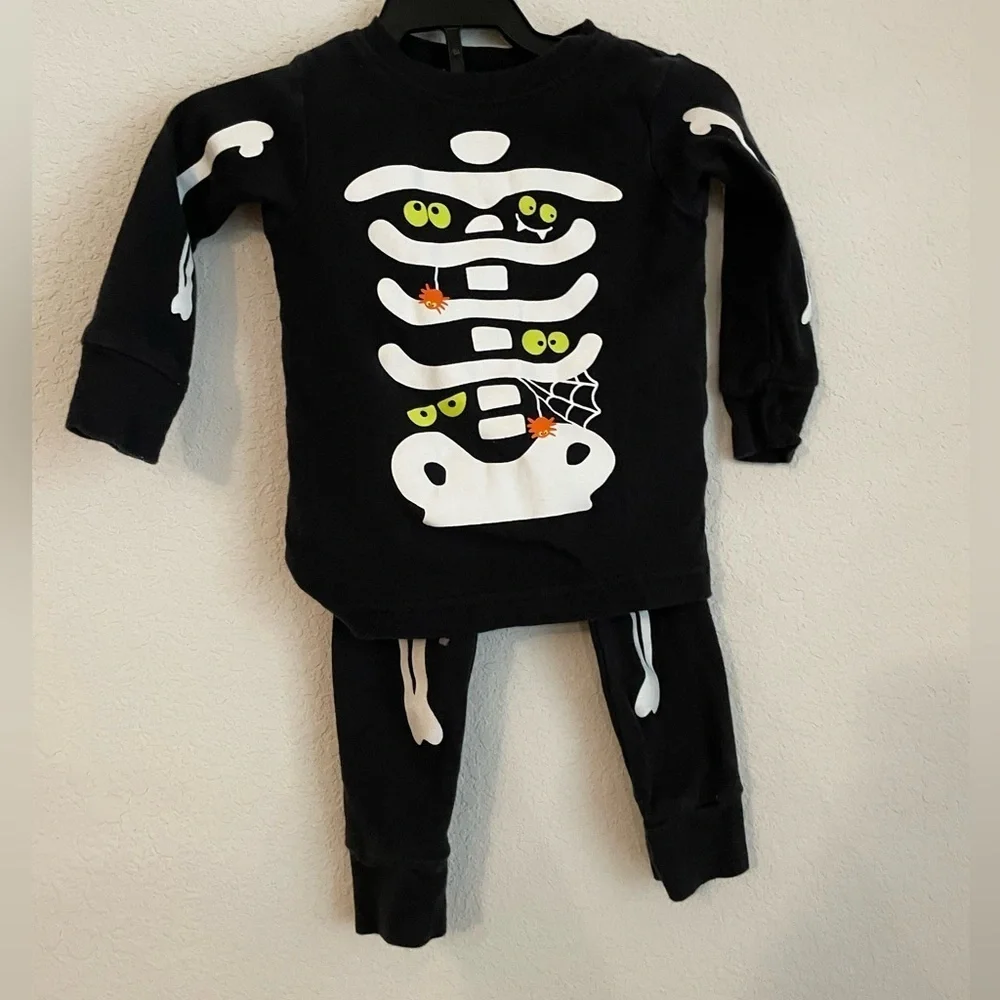 Carter's Black Skeleton glow in the dark Pajama Set size 12 months